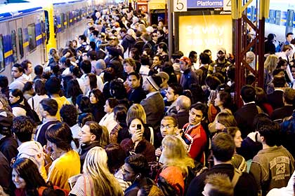 Peak hour commuters cram onto the platforms at Flinders Street station. (photo by theage.com.au) 